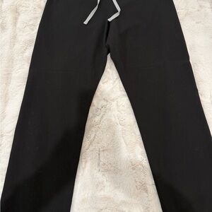 FIGS Black Straight Leg 2 pocket scrub pants Large Petite
